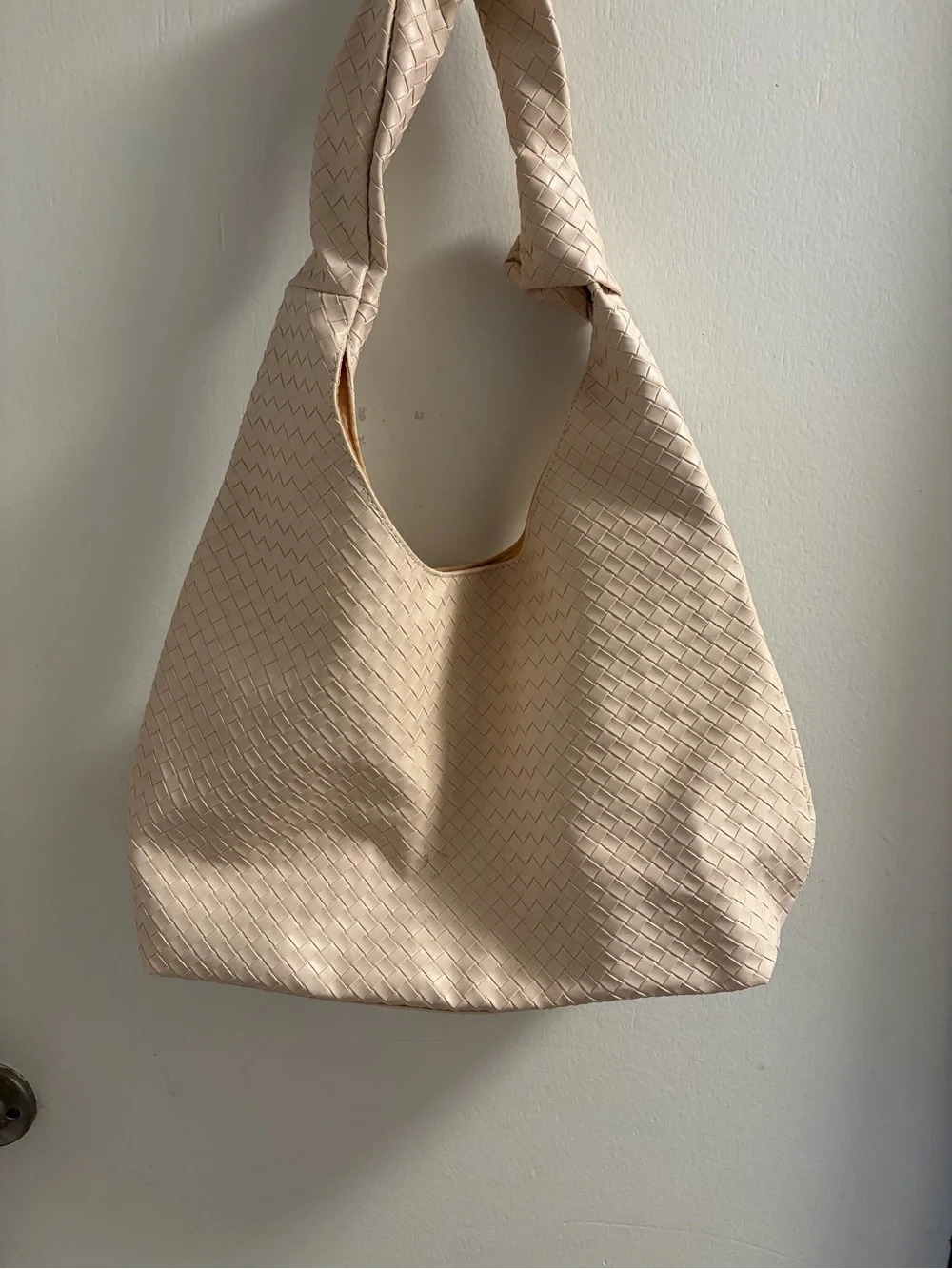 Women’s Woven Shoulder Bag in Cream